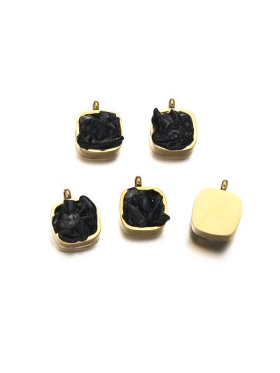 Dije Latón Dorado Charm 10mm Cuadrado Chips Agata Negra. Venta por Unidad