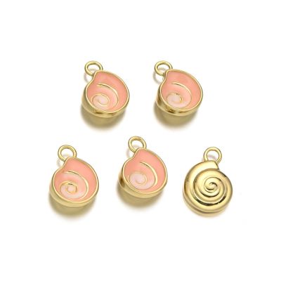 Dije Latón Dorado Charm 12mm Concha Espiral Esmalte Rosa. Venta por Unidad