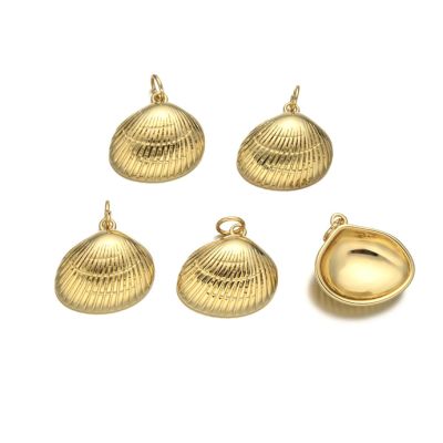 Dije Latón Dorado Charm 14mm Concha Almeja AAA e-coating. Venta por Unidad