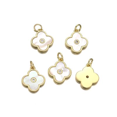 Dije Latón Dorado Charm 14mm Trebol Nacar y Brillantes. Venta por Unidad