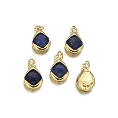 Dije Latón Dorado Charm 14mm Gota con Lapislazuli. Venta por Unidad