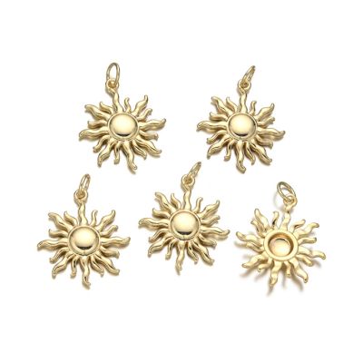 Dije Latón Dorado Charm Sol 20mm AAA e-coating. Venta por Unidad