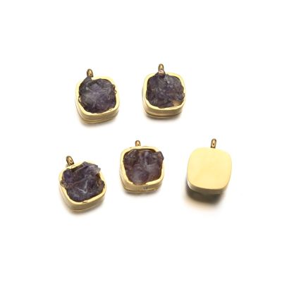 Dije Latón Dorado Charm 10mm Cuadrado Chips Amatista. Venta por Unidad
