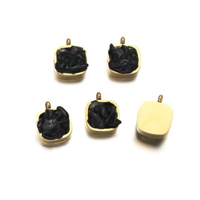 Dije Latón Dorado Charm 10mm Cuadrado Chips Agata Negra. Venta por Unidad
