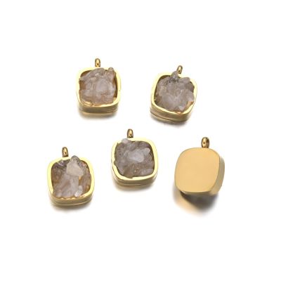 Dije Latón Dorado Charm 10mm Cuadrado Chips Cuarzo Cristal. Venta por Unidad