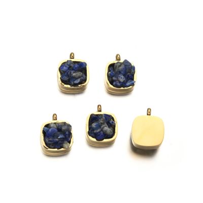 Dije Latón Dorado Charm 10mm Cuadrado Chips Lapislazuli. Venta por Unidad