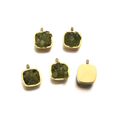 Dije Latón Dorado Charm 10mm Cuadrado Chips Peridot. Venta por Unidad