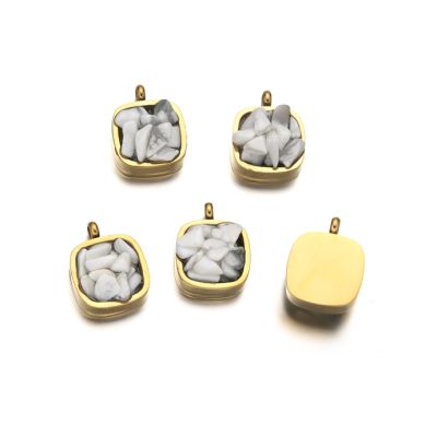 Dije Latón Dorado Charm 10mm Cuadrado Chips Howlite Blanca. Venta por Unidad