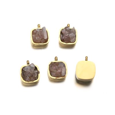 Dije Latón Dorado Charm 10mm Cuadrado Chips Lepidocrosita. Venta por Unidad