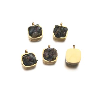 Dije Latón Dorado Charm 10mm Cuadrado Chips Turmalina. Venta por Unidad