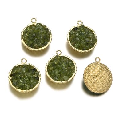Pendiente Dije 20mm Chips Peridot Base Dorada. Venta por Unidad