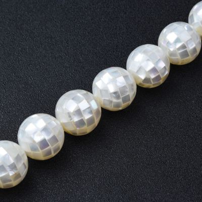 Bola 20mm Incrustaciones cuadradas Nacar Blanco. Sarta por 18cms