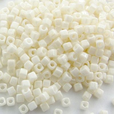 Miyuki Square 3x3x3mm Crema Ceylon Hueco Redondo (#421)